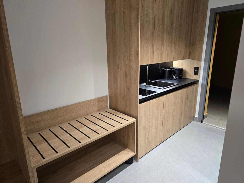 Coffee/tea facilities, Kitchen or kitchenette, stove