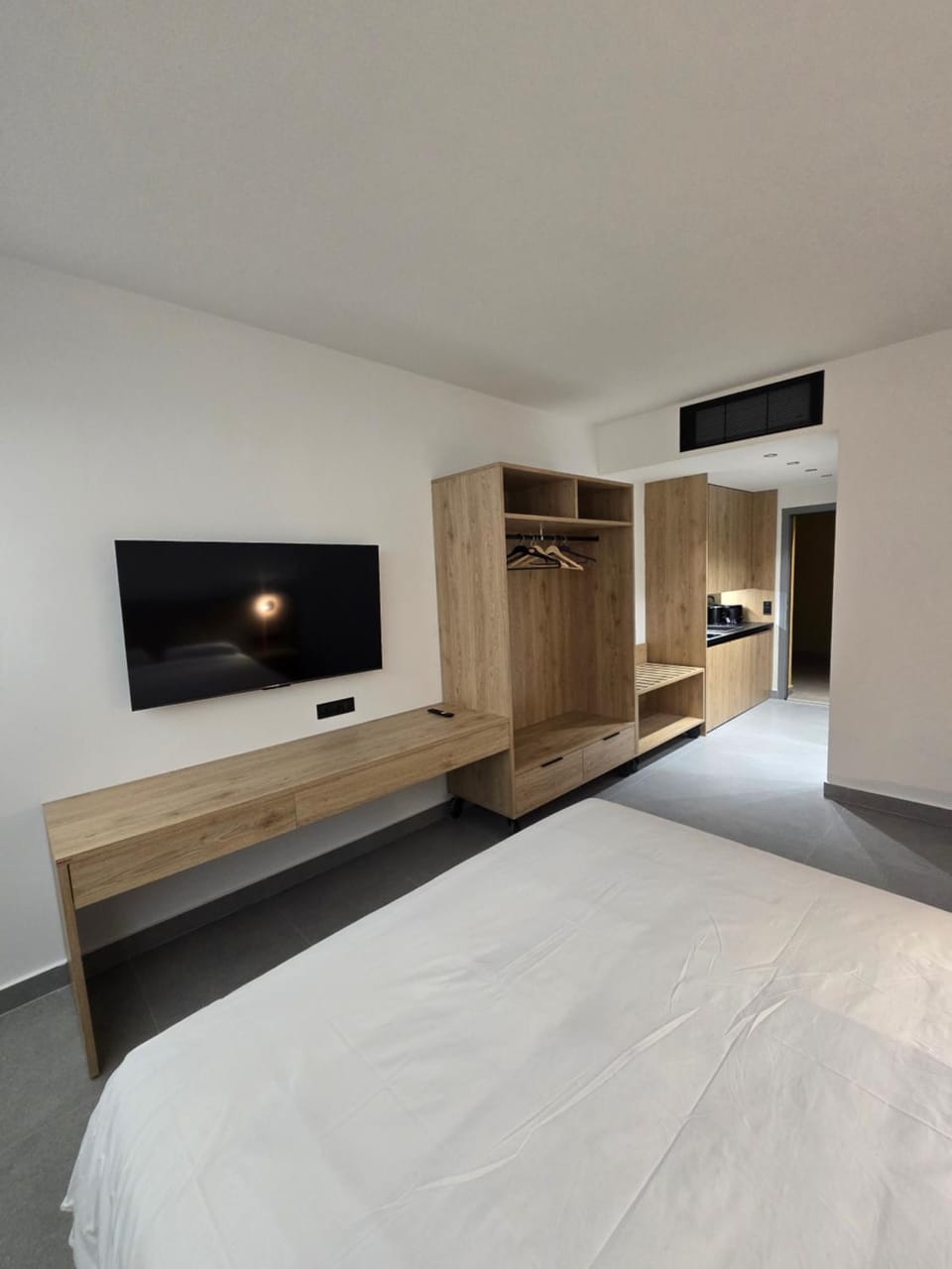 Bed, TV and multimedia, Photo of the whole room, Bedroom, wardrobe