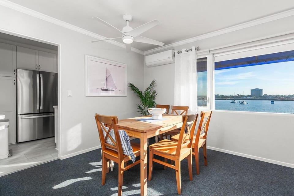 View (from property/room), Kitchen or kitchenette, Dining area, oven