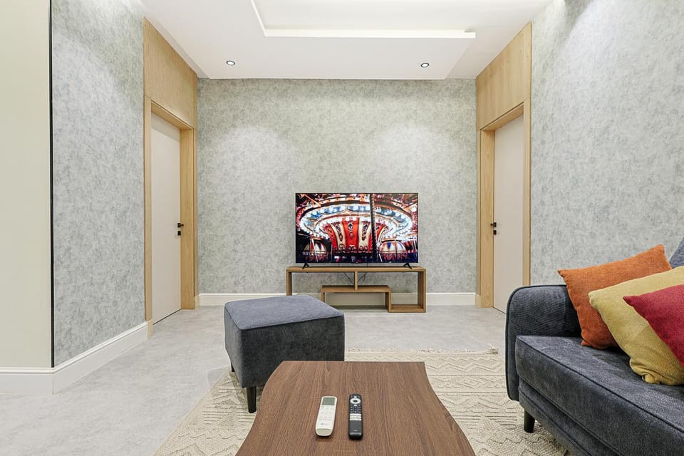 Communal lounge/ TV room, TV and multimedia, Living room, Seating area, Evening entertainment