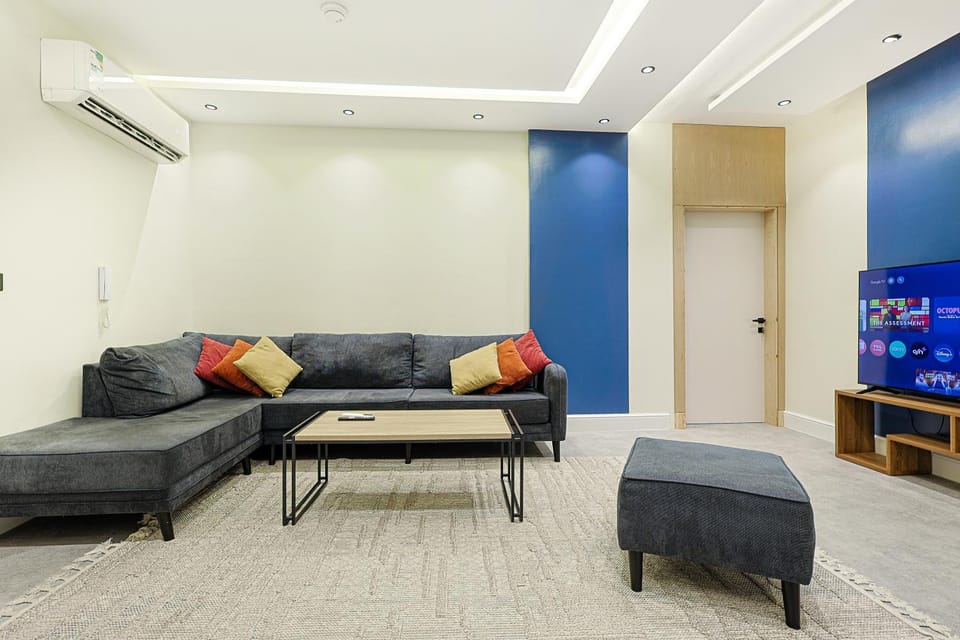 Bed, TV and multimedia, Living room, Photo of the whole room, Seating area, Bedroom, air conditioner