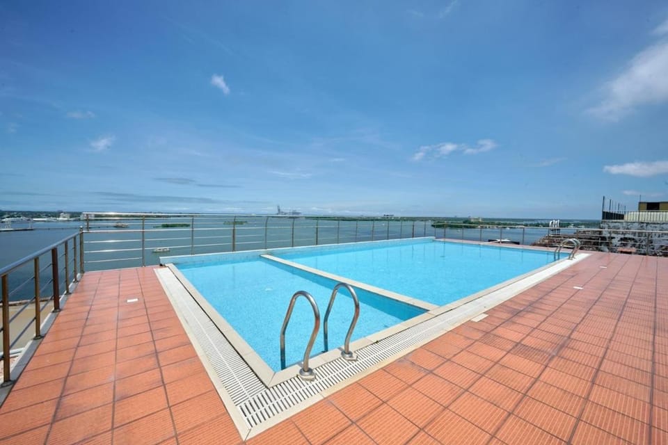 Bayview Retreat Premium Stay at Marine Drive Kochi Apartment in Kochi