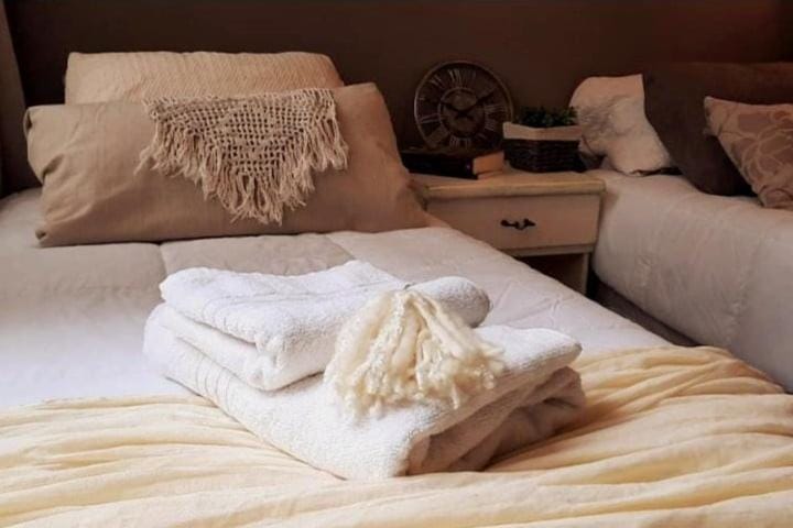 Bed, Bedroom, towels