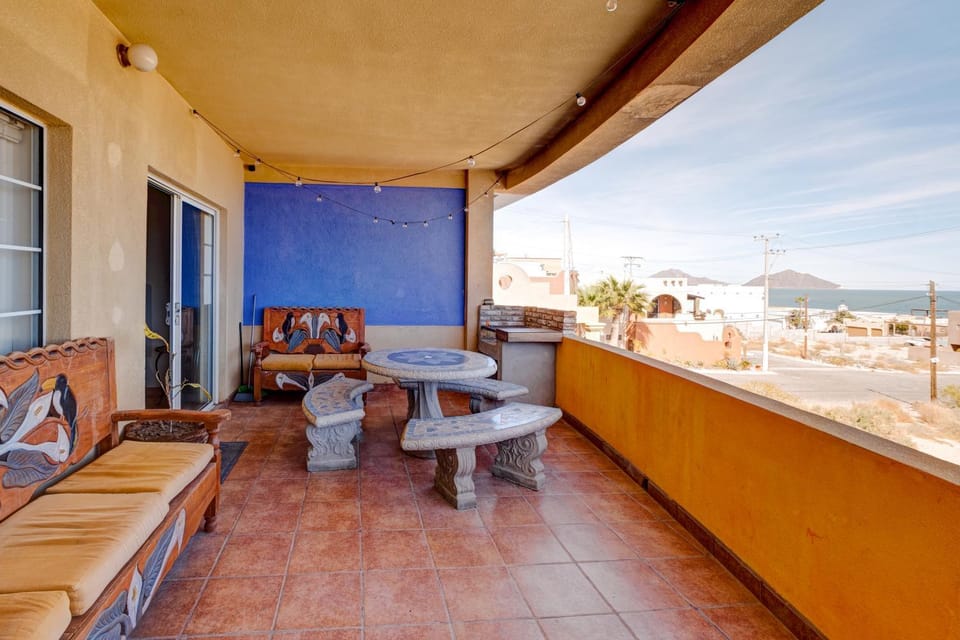 BEACH CONDO 3-Sleeps 8- Pool- WiFi- AC- Security House in State of Baja California