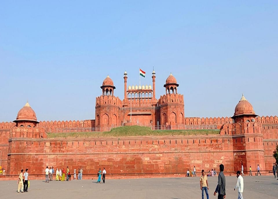 Nearby landmark, Landmark view, group of guests