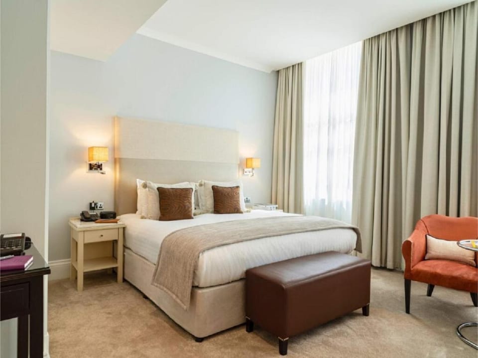 Bed, Living room, Photo of the whole room, Seating area, Bedroom