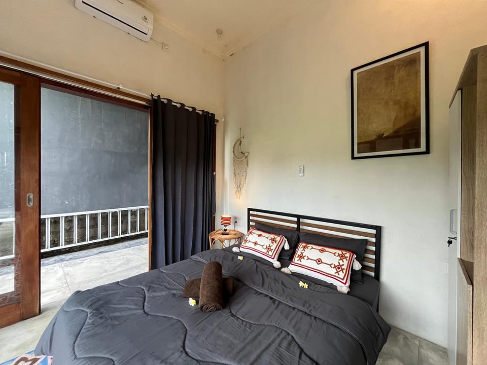 Bed, Photo of the whole room, Bedroom, air conditioner