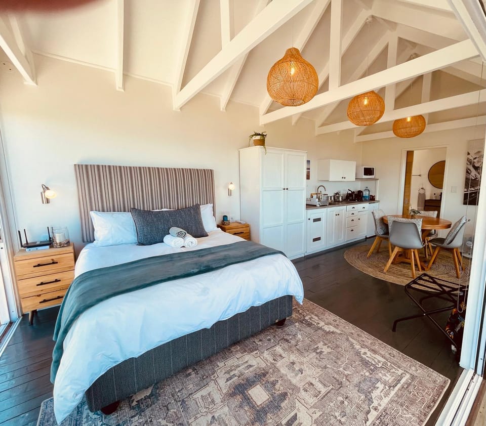 Bed, Photo of the whole room, Seating area, Bedroom