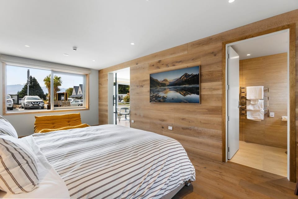 Bed, Bathroom, TV and multimedia, Photo of the whole room, Seating area, Bedroom, wardrobe