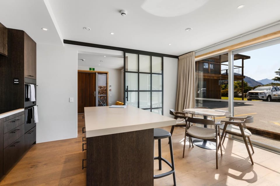 Coffee/tea facilities, Living room, Seating area, Dining area, oven, stove, kitchen, air conditioner
