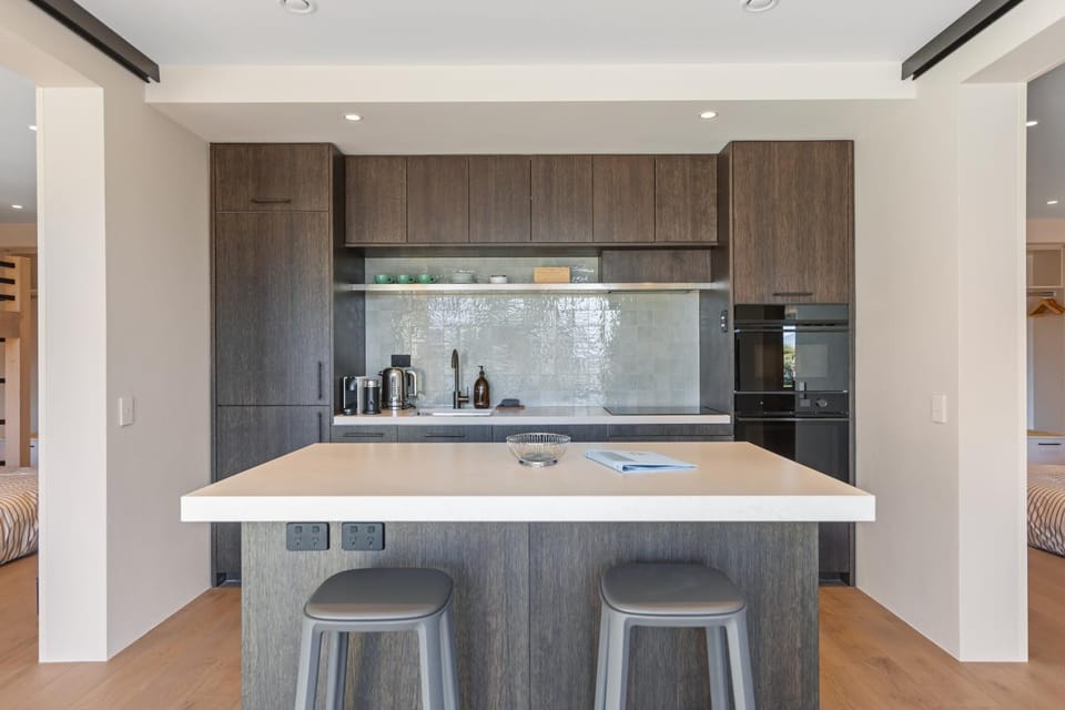 Coffee/tea facilities, oven, stove, kitchen