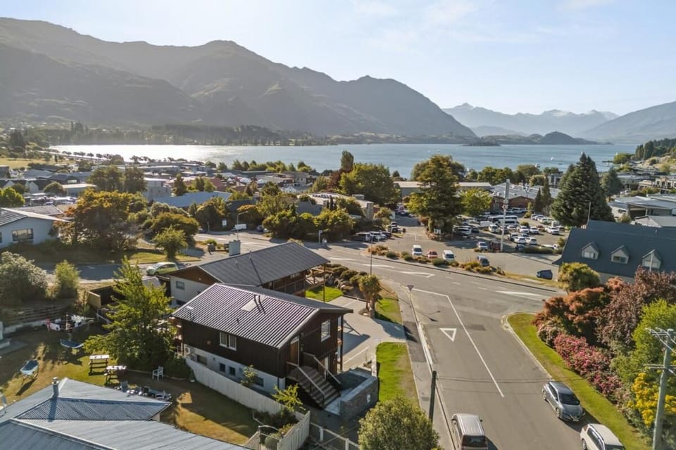 Property building, Nearby landmark, Neighbourhood, Natural landscape, Bird's eye view, Lake view, Mountain view, Location, Parking