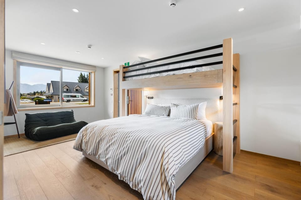 Bed, TV and multimedia, View (from property/room), Bedroom, bunk bed, air conditioner