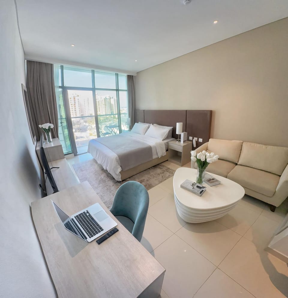 Bed, TV and multimedia, Seating area, Bedroom