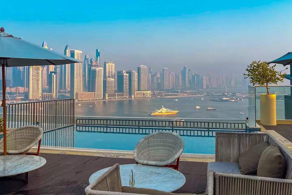 Lounge or bar, Seating area, City view, Sea view, Swimming pool