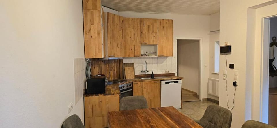 Kitchen or kitchenette, Dining area, stove