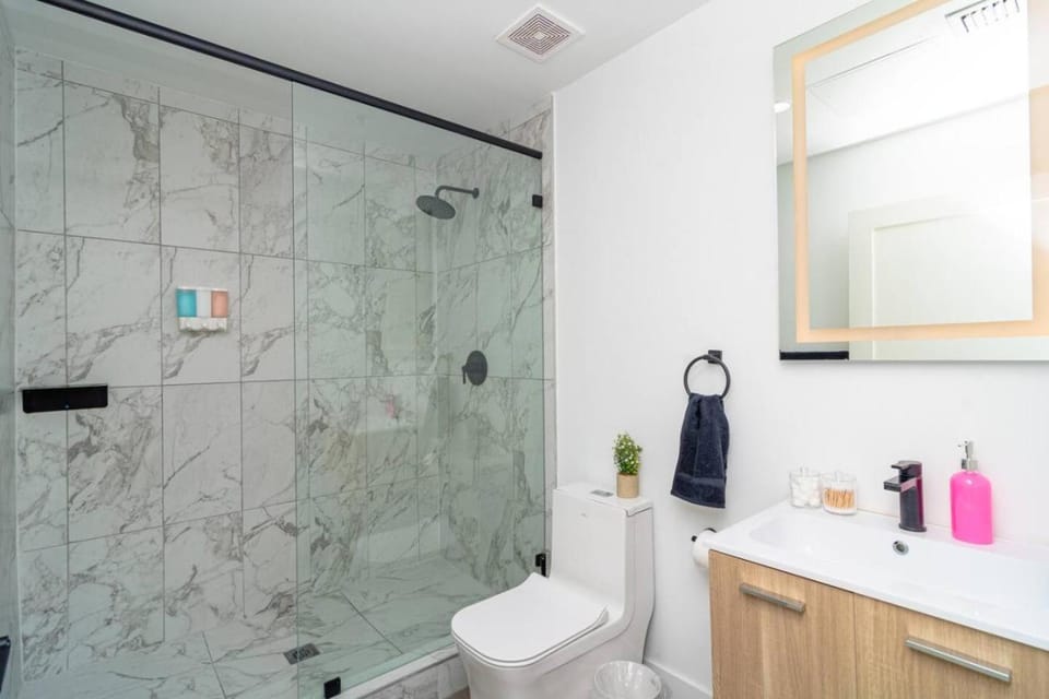 Urban Oasis in Miami Close to Bayside and Brickell with Free Parking Apartment in Miami