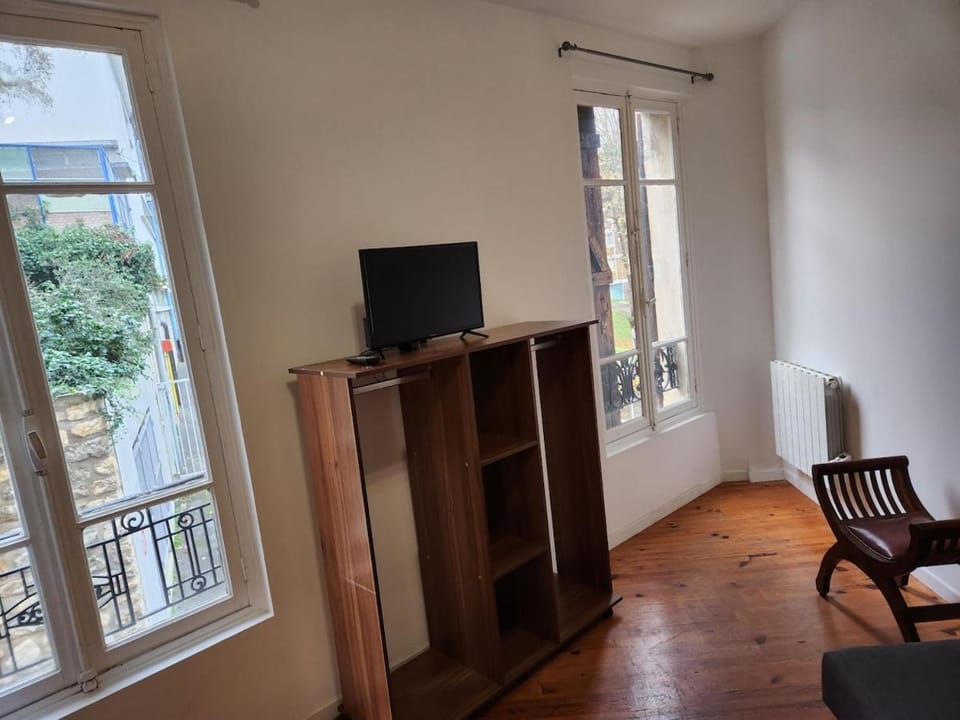 Agréable et vaste Studio à 350 M de Paris Apartment in Île-de-France