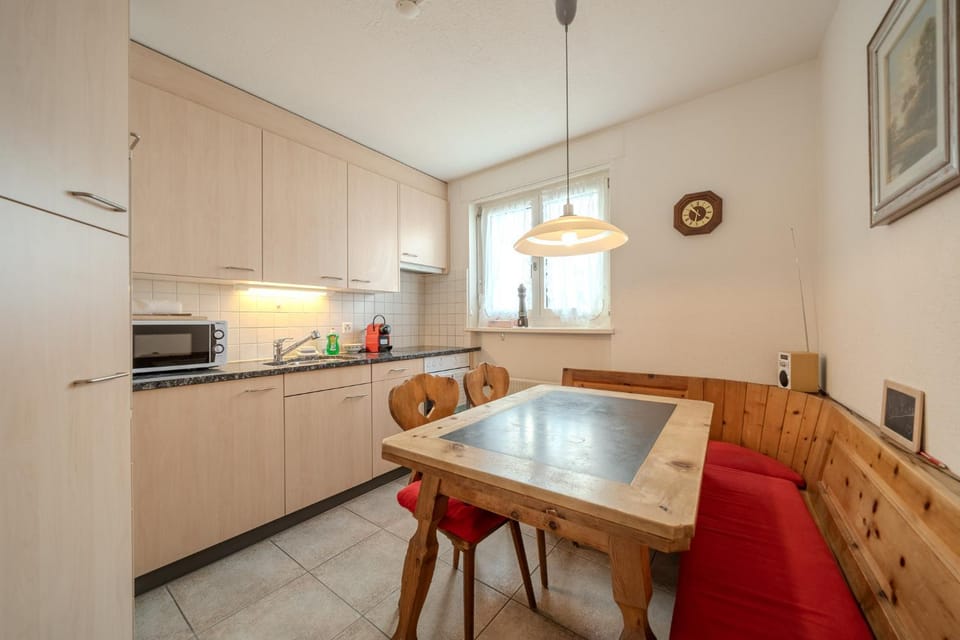 Kitchen or kitchenette, Dining area, oven
