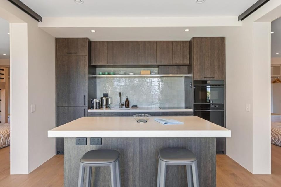 Coffee/tea facilities, Dining area, dishwasher, oven, stove, kitchen