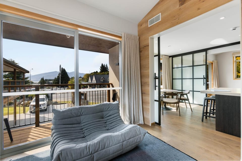 View (from property/room), Balcony/Terrace, Living room, Seating area, Dining area, Bedroom, Mountain view, kitchen