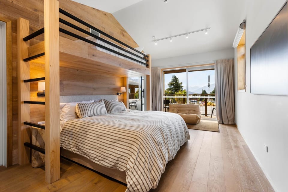 Bed, TV and multimedia, Photo of the whole room, Bedroom, Mountain view, Mountain view, bunk bed, air conditioner