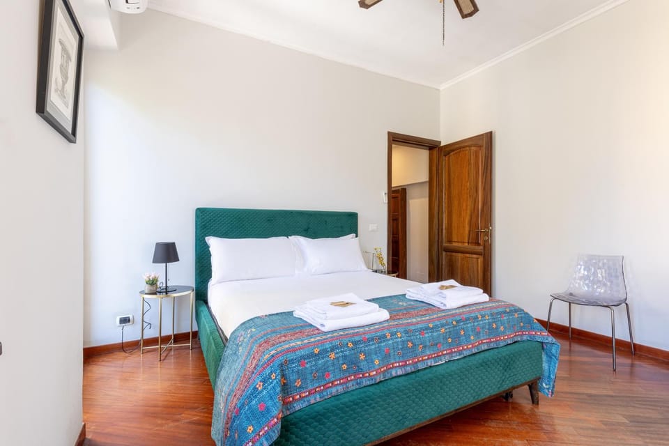 Bed, Bedroom, towels
