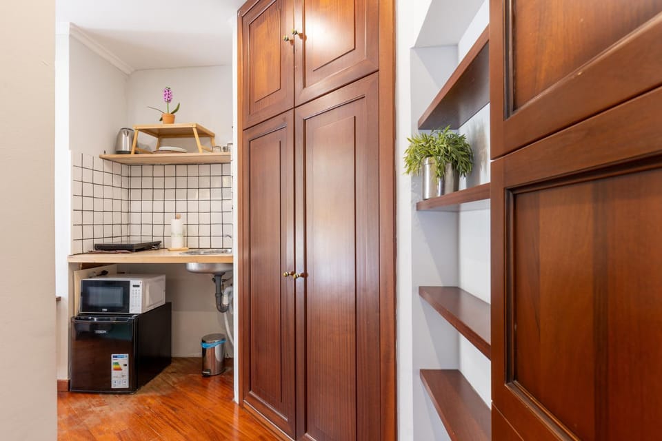 Kitchen or kitchenette, minibar, stove, wardrobe