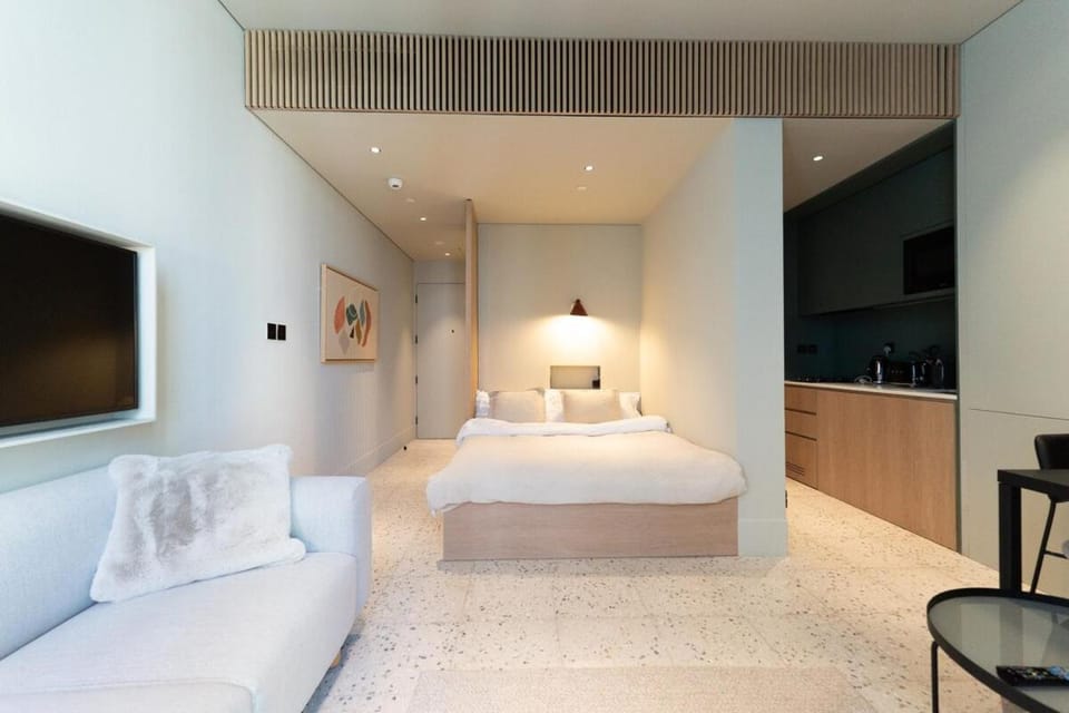 TV and multimedia, Living room, Photo of the whole room, Seating area, Bedroom