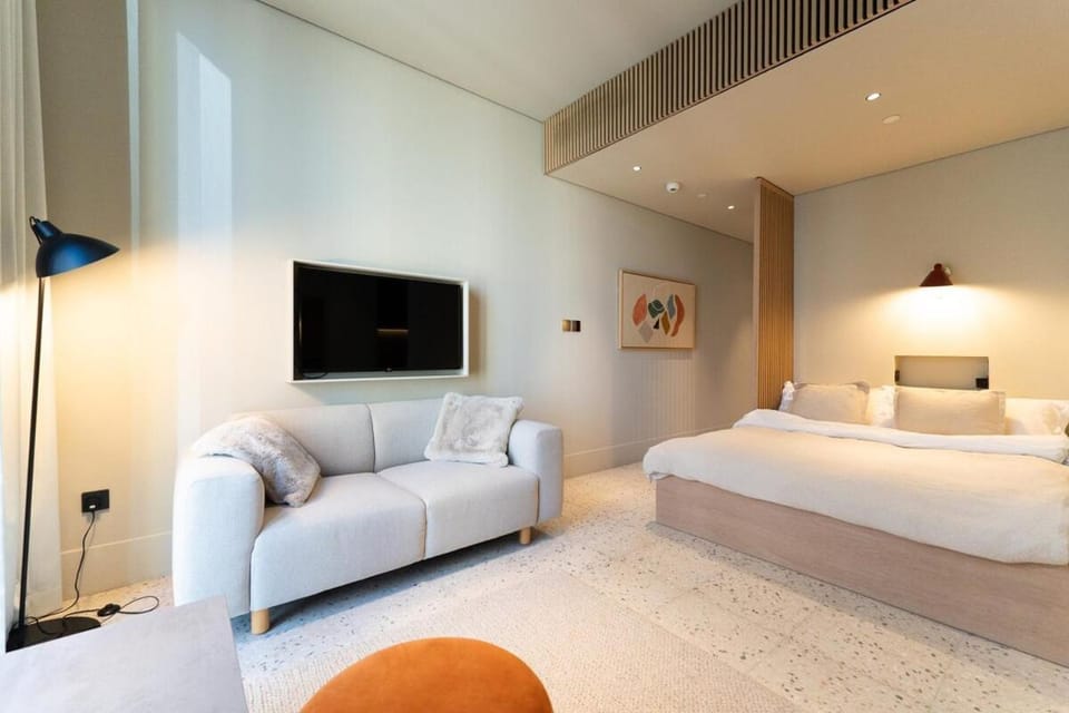 Bed, TV and multimedia, Photo of the whole room, Seating area, Bedroom