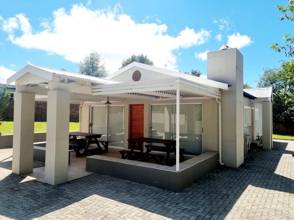 Property building, Patio, Day, Balcony/Terrace