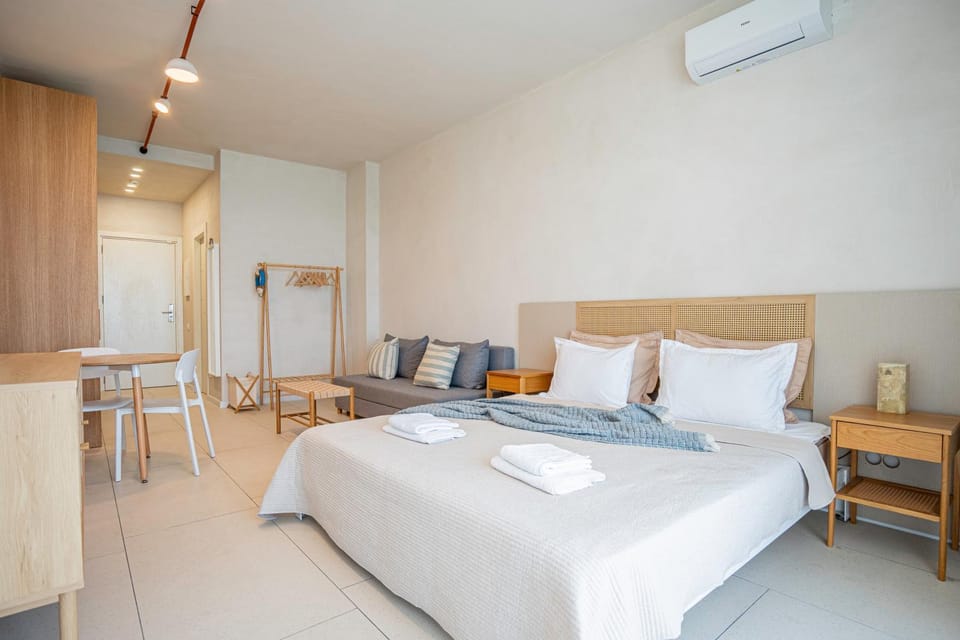 Bed, Seating area, towels
