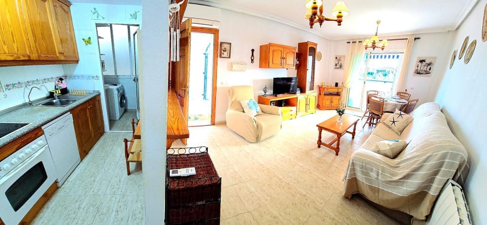 Communal lounge/ TV room, TV and multimedia, Kitchen or kitchenette, Living room, Seating area, Dining area, dishwasher, oven, stove