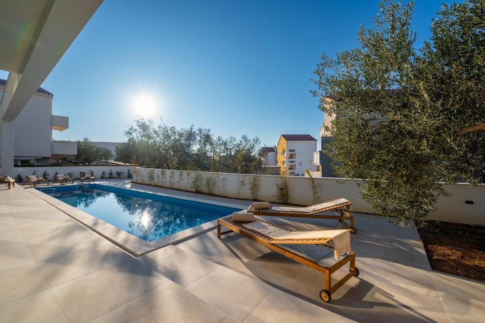 Patio, Day, Balcony/Terrace, Swimming pool, Swimming pool, sunbed