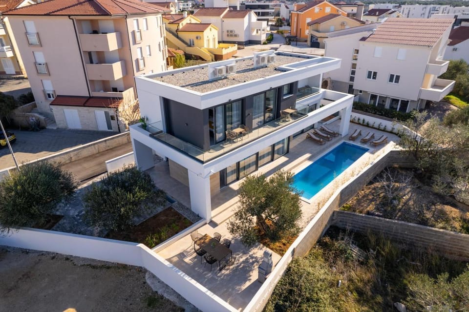 Property building, Balcony/Terrace, Swimming pool, Swimming pool