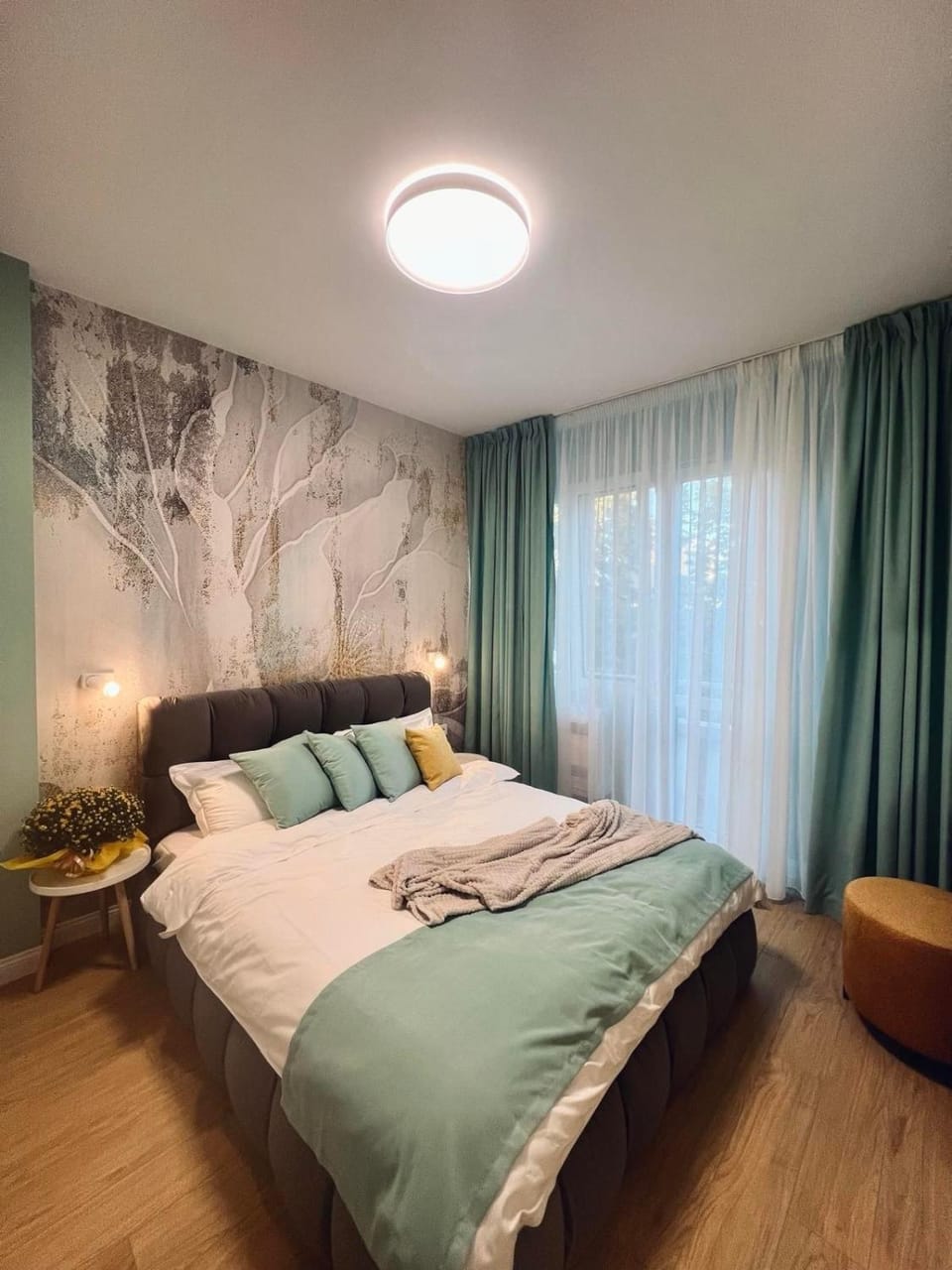 Bed, View (from property/room), Photo of the whole room, Decorative detail, Seating area, Bedroom, Family, furniture, towels