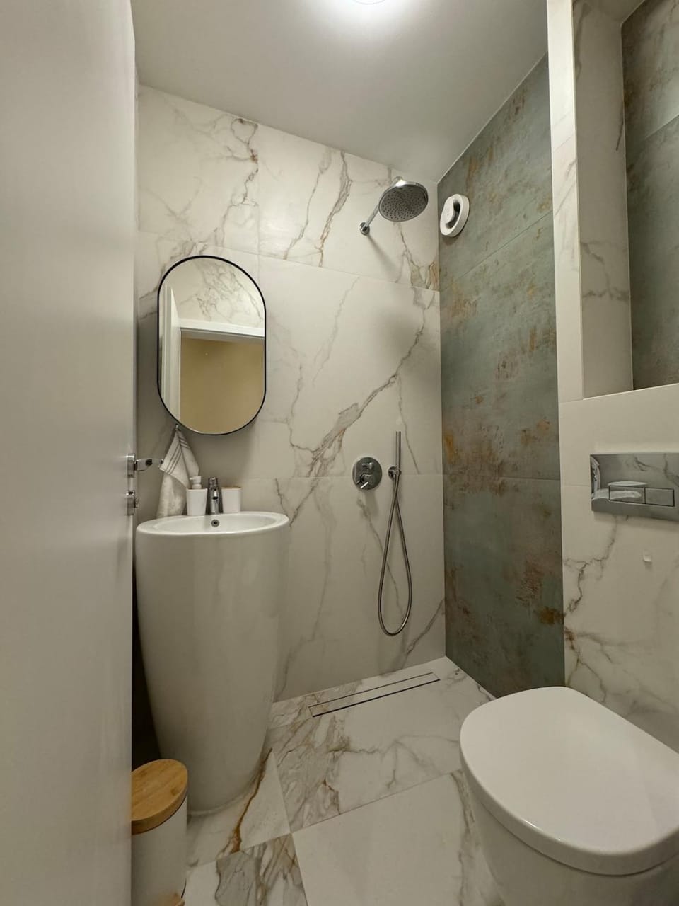 Shower, Toilet, Bathroom, On site, hair dryier, towels