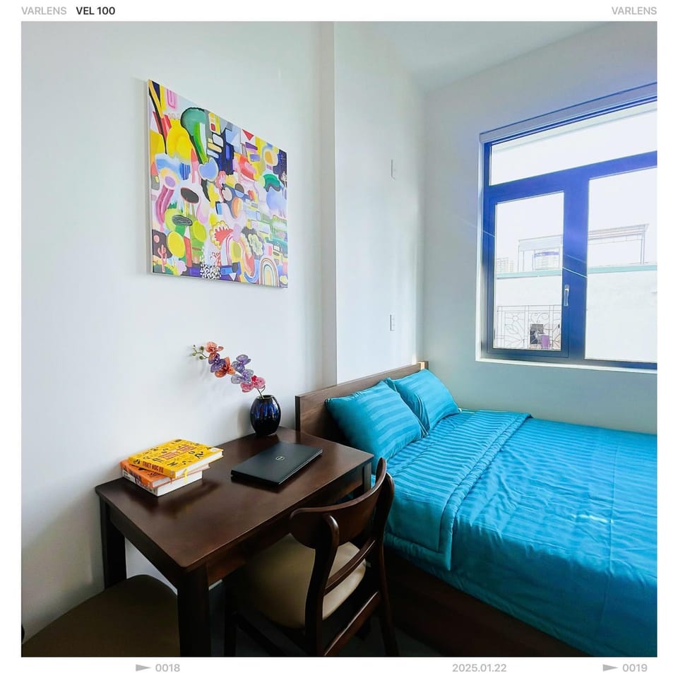 Bed, Seating area, Bedroom