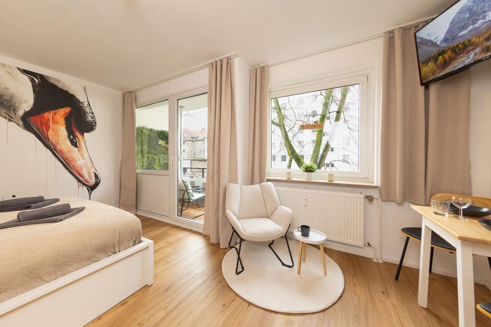Bed, TV and multimedia, Living room, Photo of the whole room, Seating area, Dining area, Bedroom