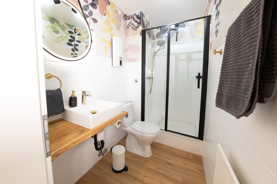Shower, Toilet, Bathroom, towels