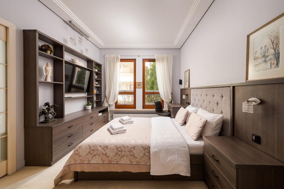 Bed, TV and multimedia, Photo of the whole room, Bedroom, towels, wardrobe