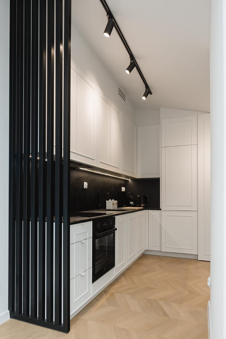 Kitchen or kitchenette, dishwasher, stove