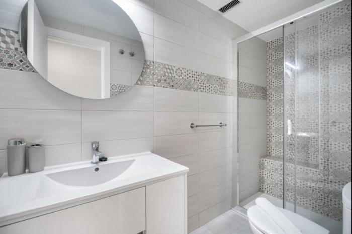 Shower, towels