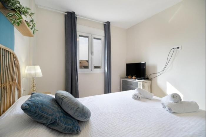 Bed, TV and multimedia, Photo of the whole room, Bedroom, towels
