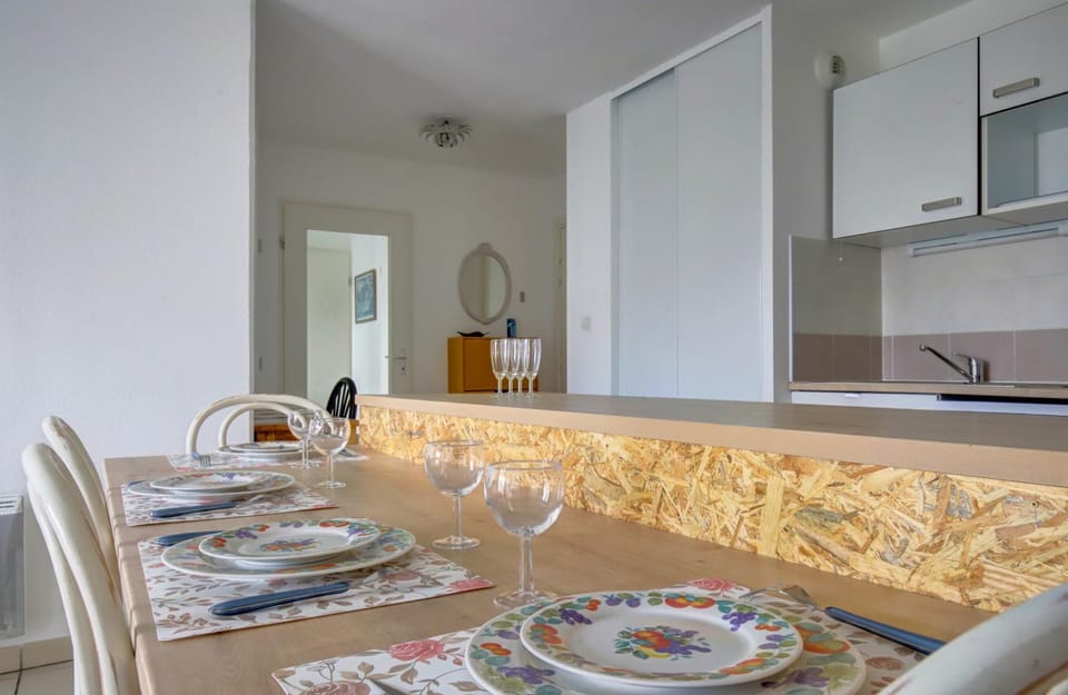 Kitchen or kitchenette, Dining area, minibar