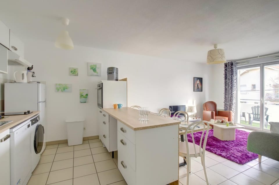 Kitchen or kitchenette, Dining area, dishwasher, minibar, oven, pet friendly, stove