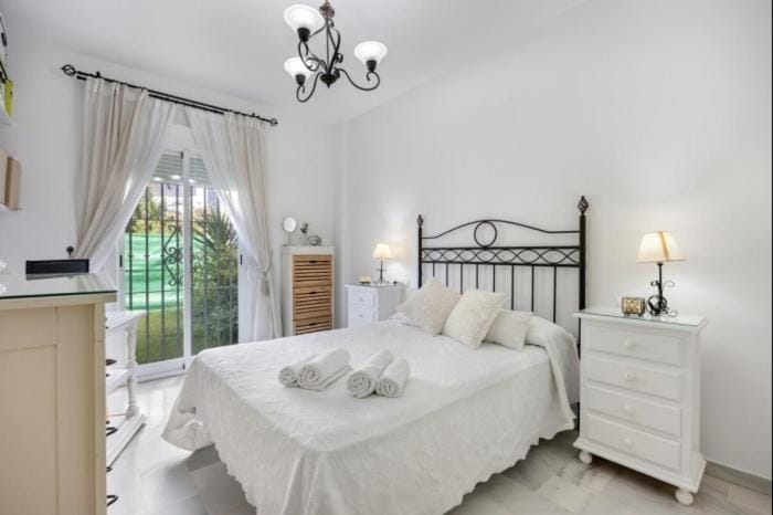 Bedroom, towels