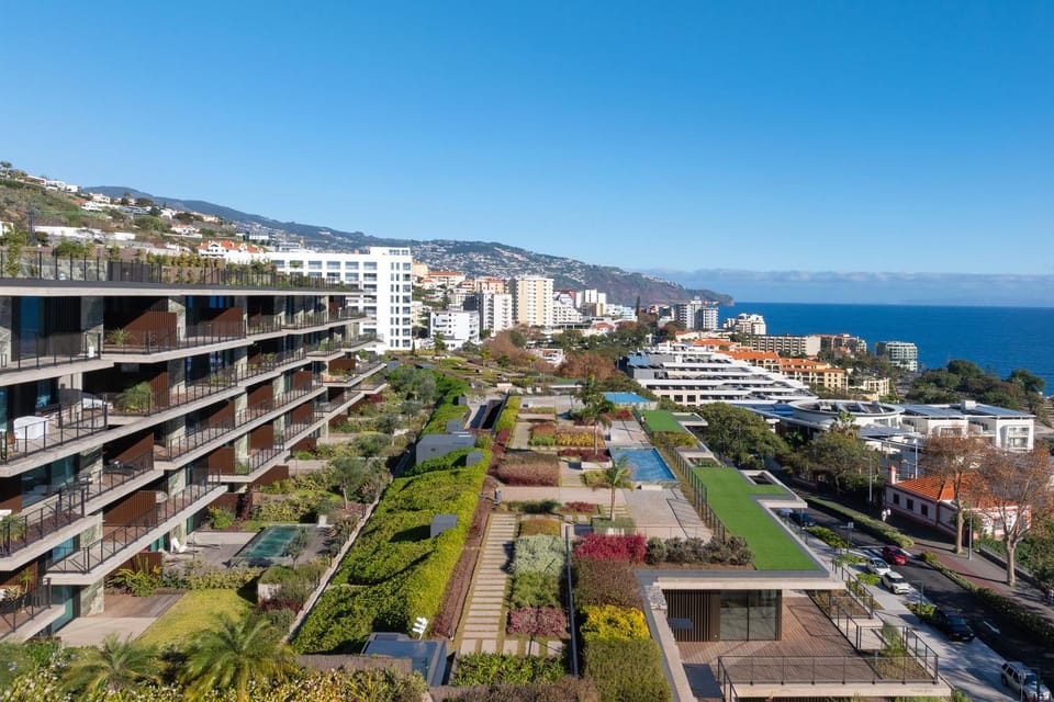 Property building, Day, Natural landscape, Bird's eye view, City view, Mountain view, Sea view, Street view