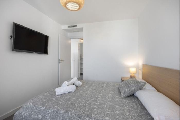 Bed, TV and multimedia, Photo of the whole room, Bedroom, towels