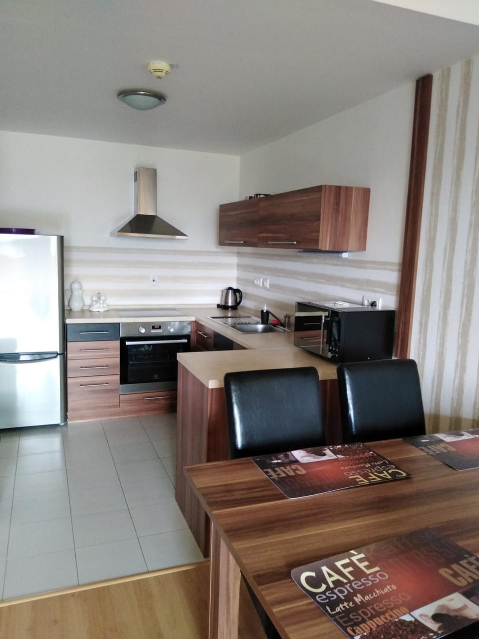 Kitchen or kitchenette, Decorative detail, Dining area, Communal kitchen, Food, minibar, pet friendly, stove, kitchen